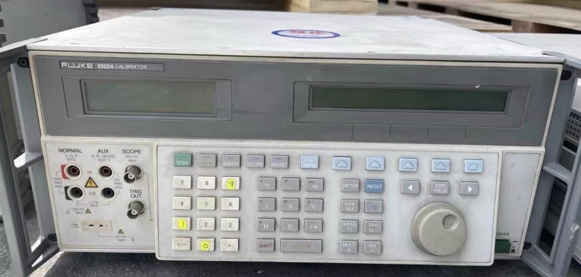 6242604fb7d6e.jpg FLUKE5500.jpg
